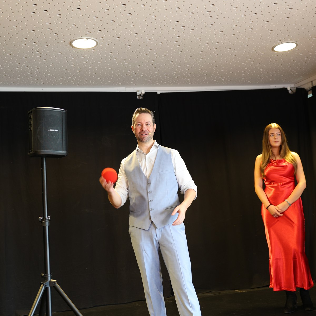 Staunendes Publikum bei der Bühnenshow