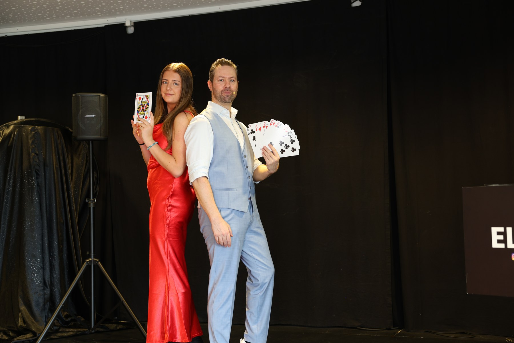 Elfred bei einer Gala-Veranstaltung, elegante Atmosphäre