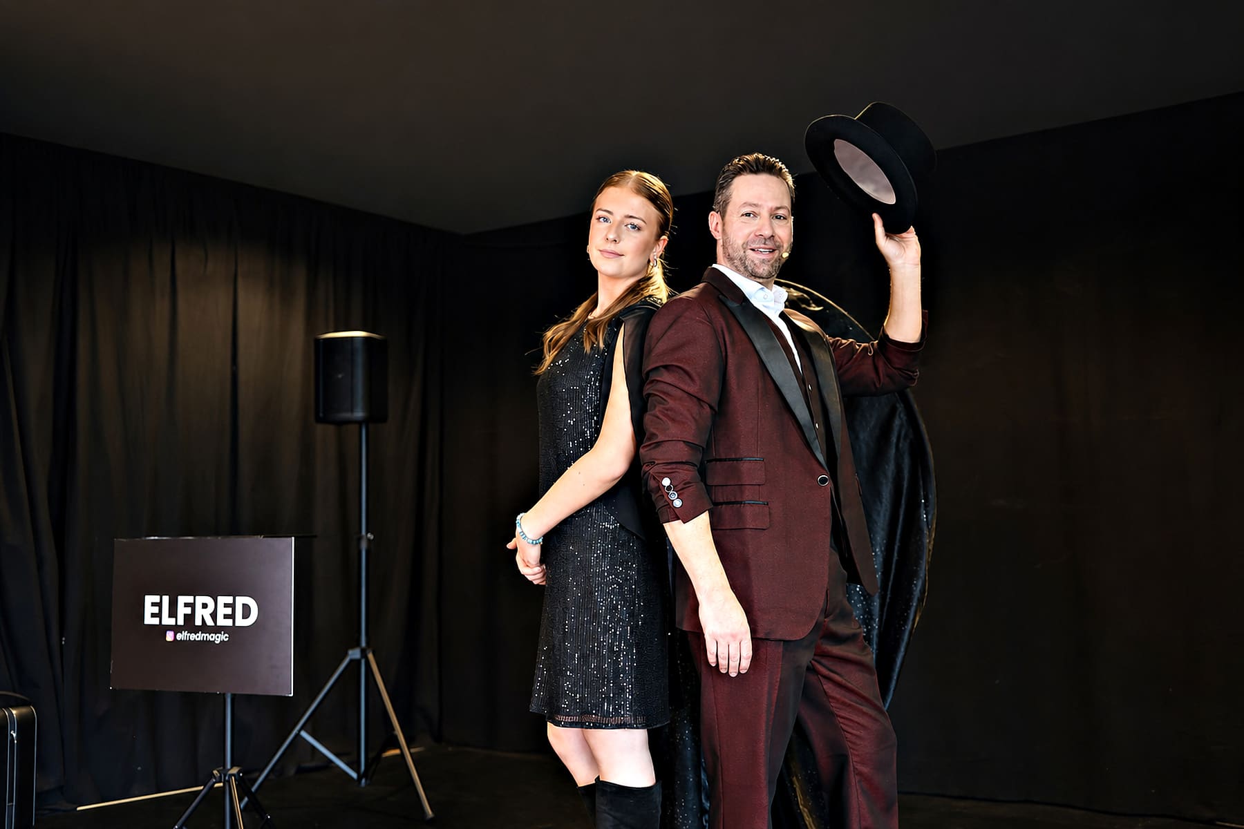 Elfred und Assistentin Amelie auf der Bühne