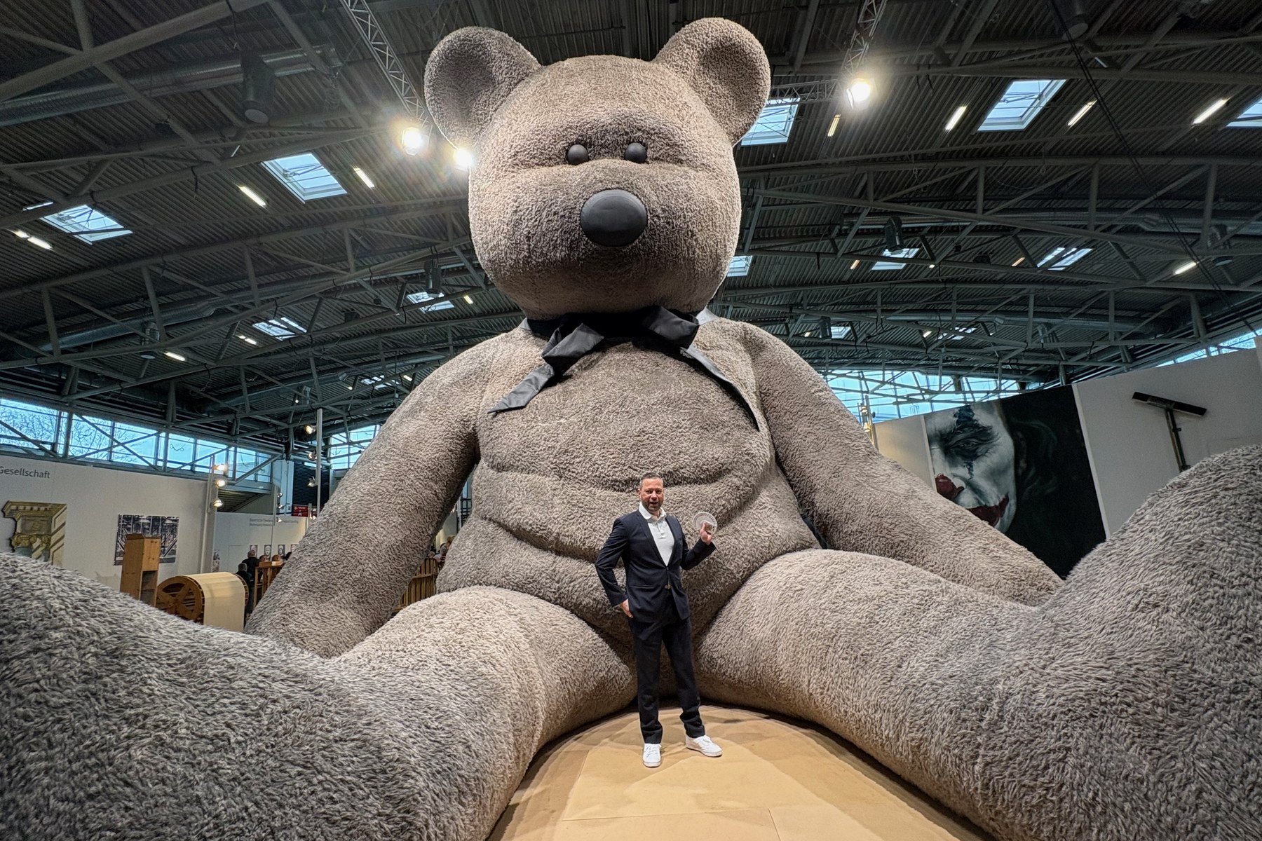 Elfred am Messestand, umringt von Besuchern