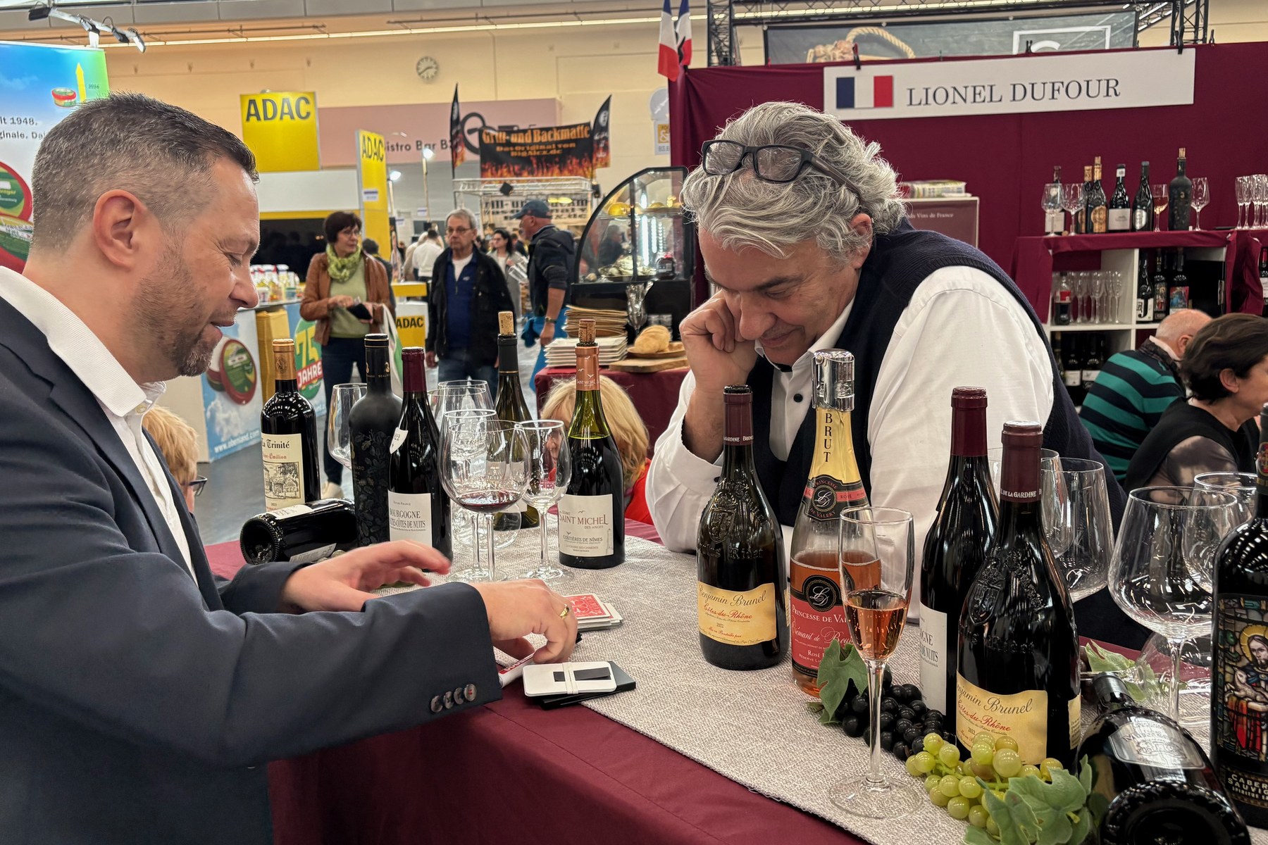 Elfred beim Networking-Event im Gespräch mit Gästen